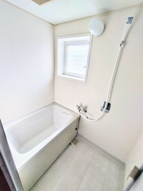 バス・シャワールーム　窓もあって換気のできるバスルーム