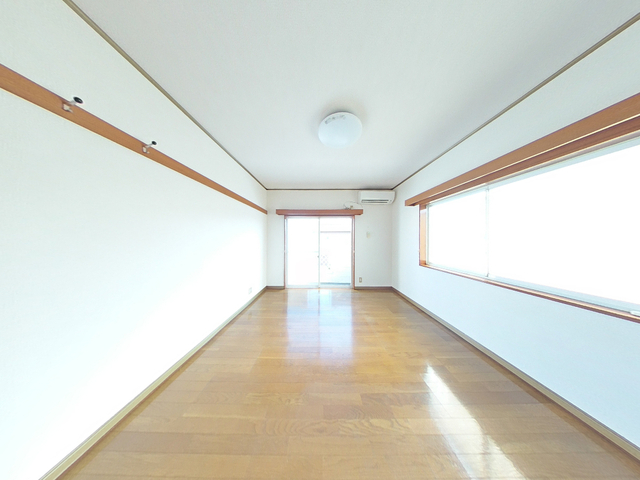 居室・リビング　２階の角部屋、南向きで明るいお部屋です※照明器具は残置物につ