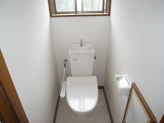 トイレ　きれいです。温水洗浄便座もご利用ください。