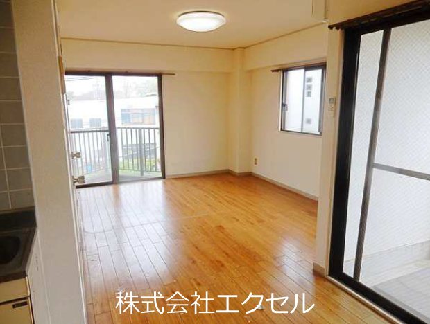 居室・リビング　2面採光で明るいお部屋です。