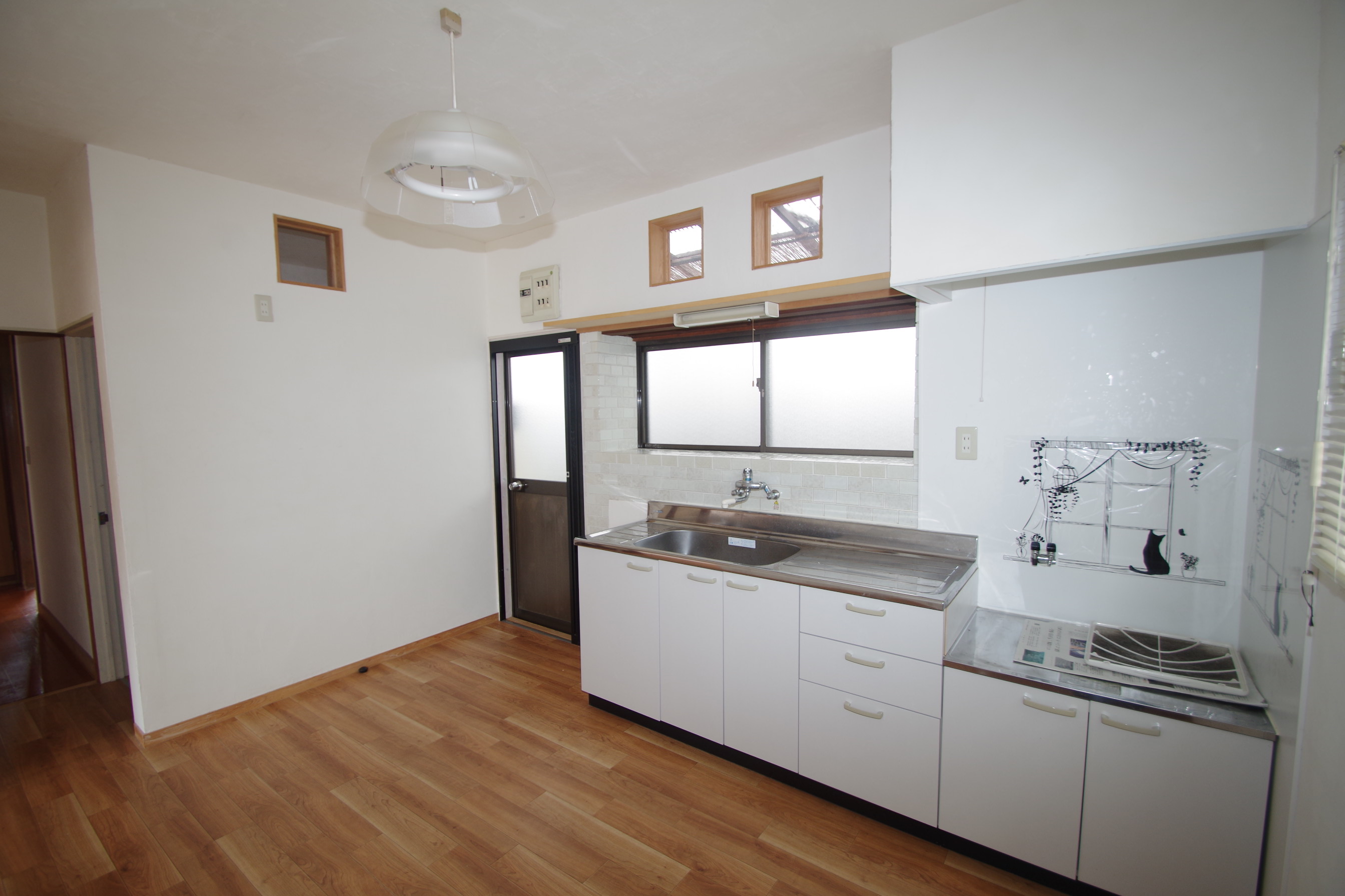 キッチン　勝手口付きのキッチン