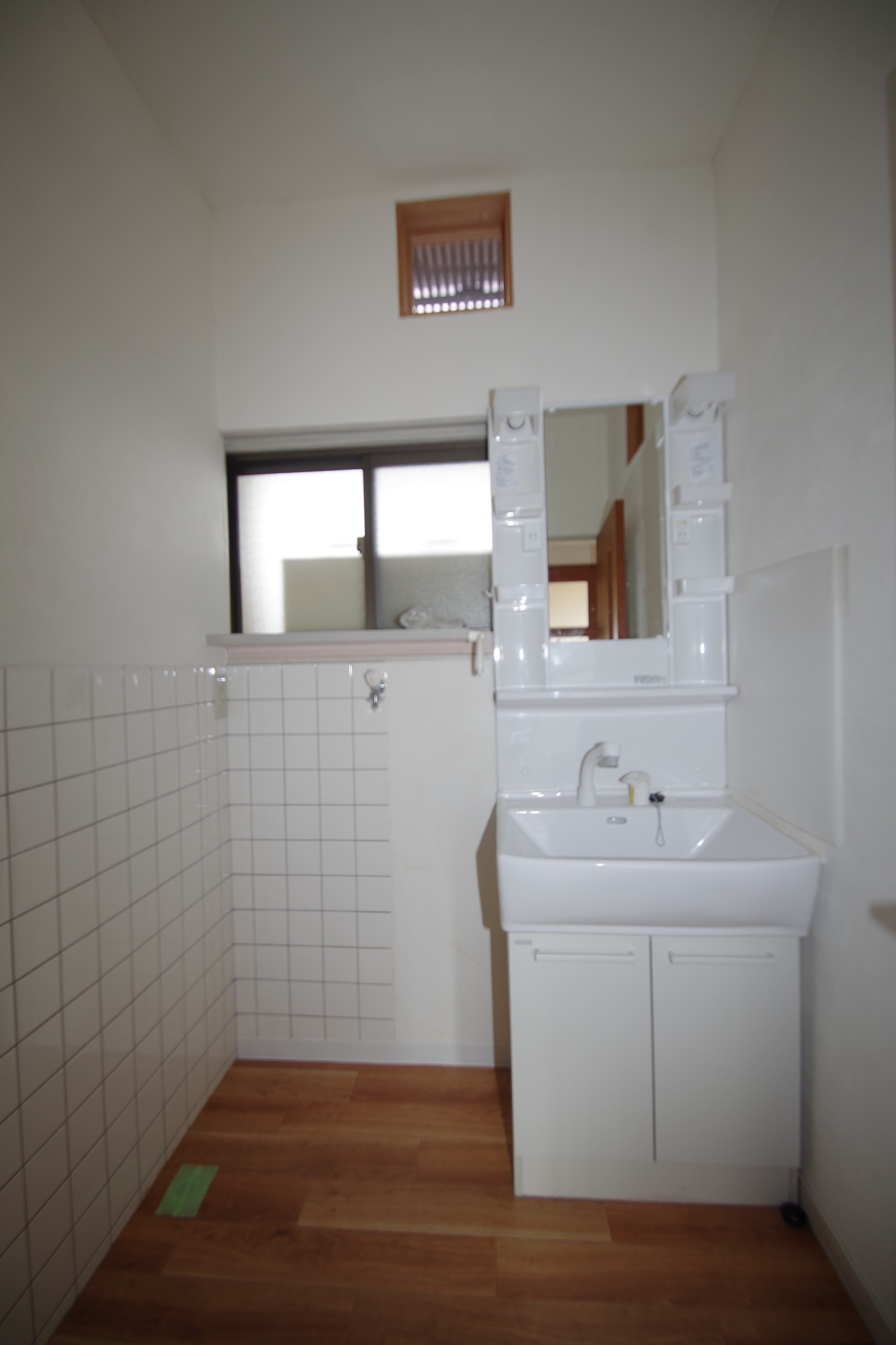 洗面設備　窓付きの洗面室