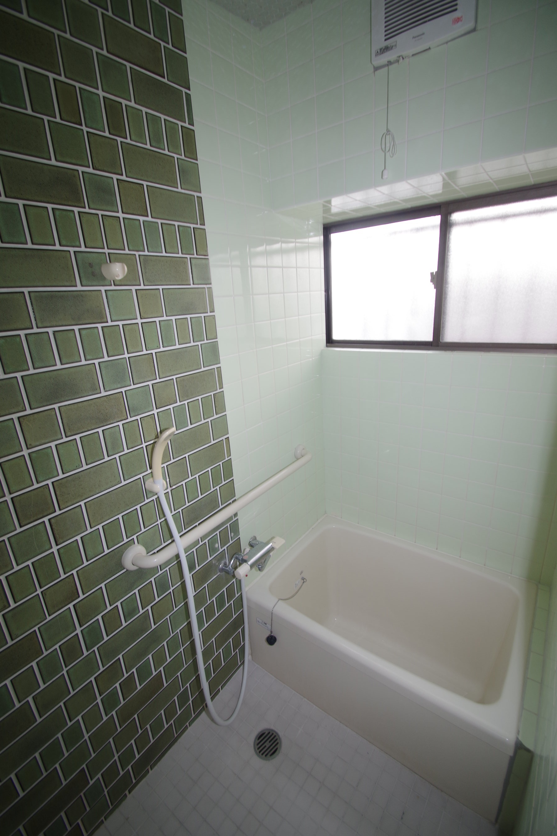 バス・シャワールーム　窓付きで明るく換気も楽々！