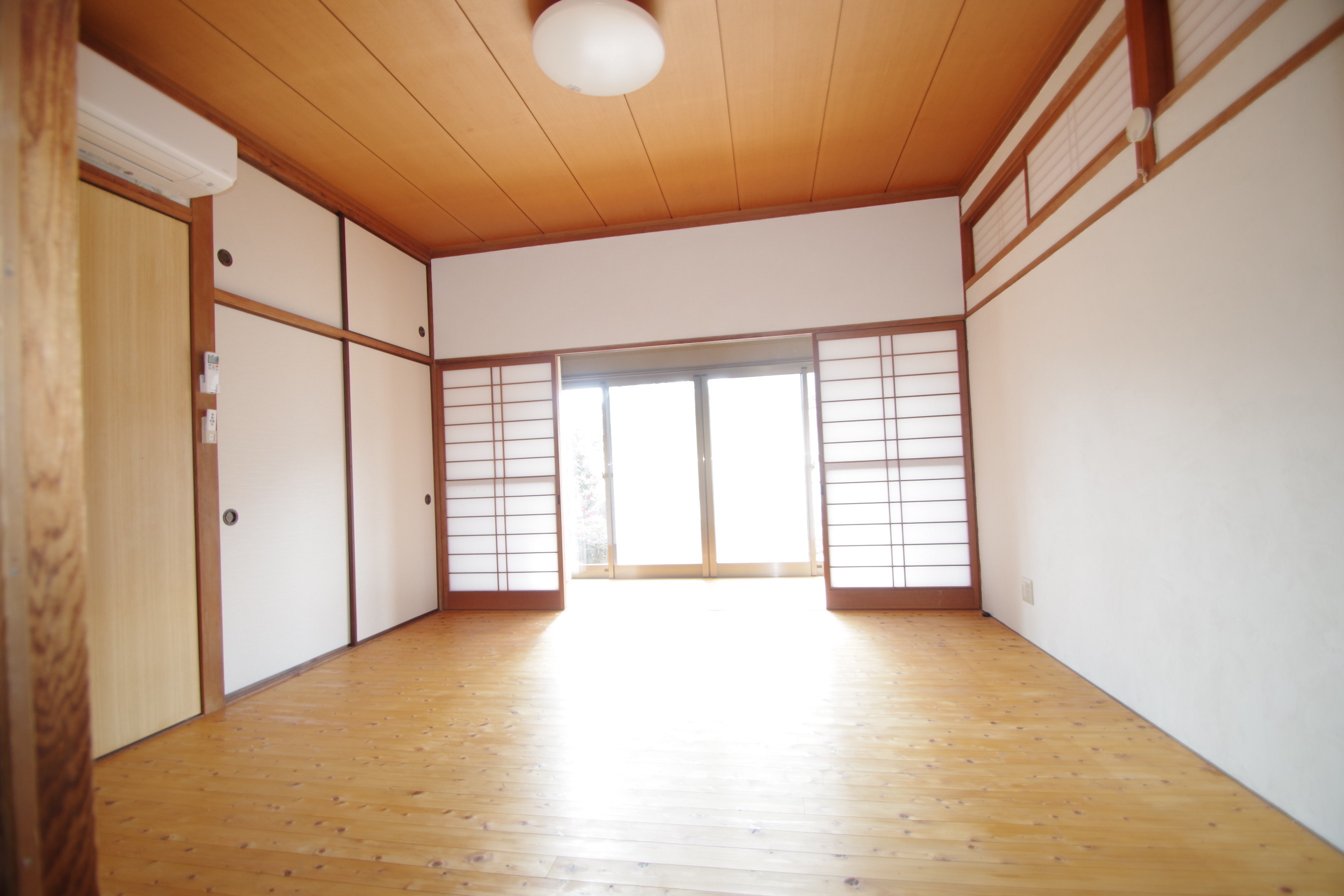 居室・リビング　収納付きの８帖の洋室