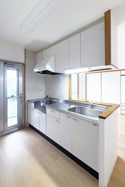 キッチン　対面式のカウンター付きのキッチン