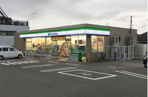 コンビニ　ファミリーマート（コンビニ）まで290m