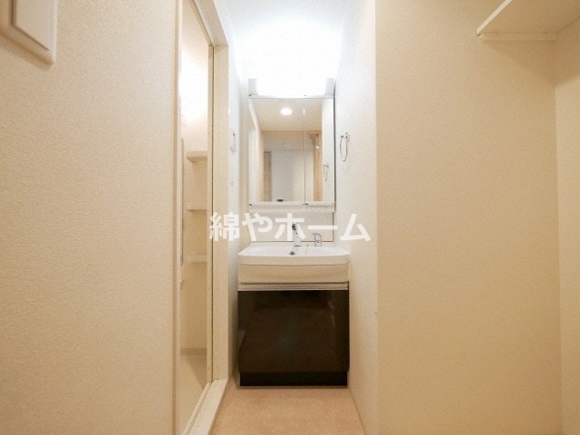 洗面設備　独立洗面台、朝の身支度には欠かせません