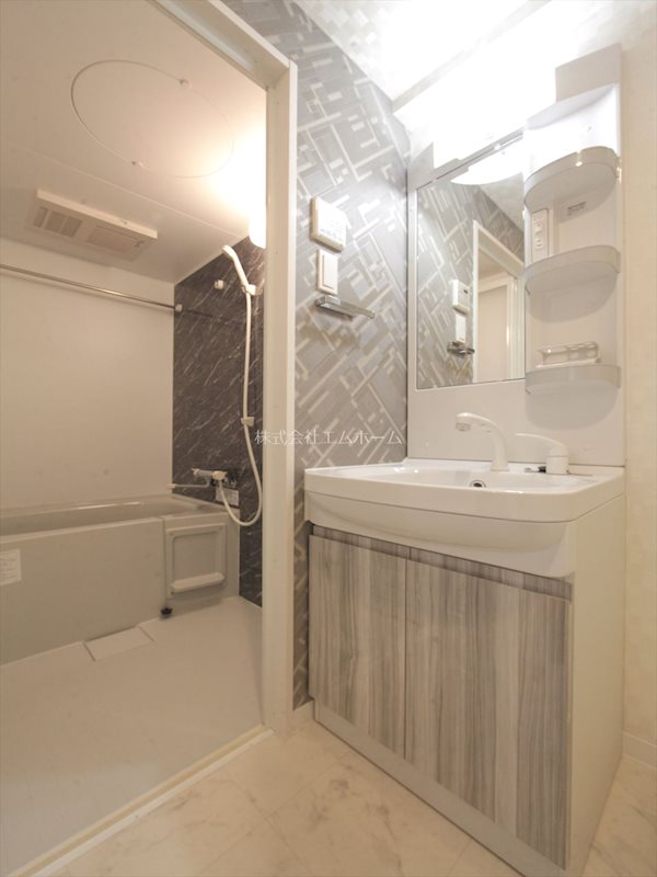 洗面設備　脱衣所　独立洗面台（シャンプードレッサー付）