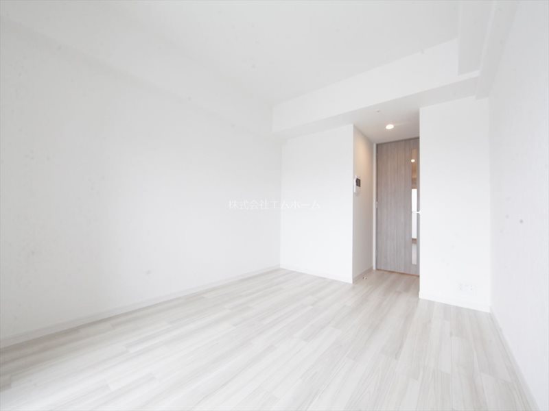 居室・リビング　洋室8.6帖　エアコン完備　バルコニーに面しています