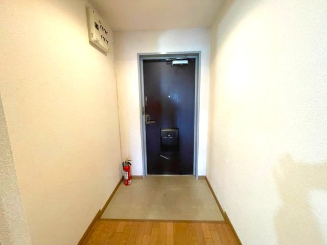 玄関　イメージとして同建物他部屋を表示しています