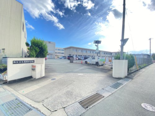 小学校　松阪市立花岡小学校（小学校）まで426m