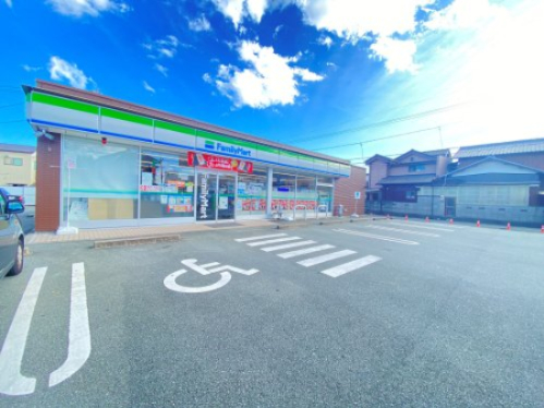 コンビニ　ファミリーマート松阪花岡店（コンビニ）まで607m