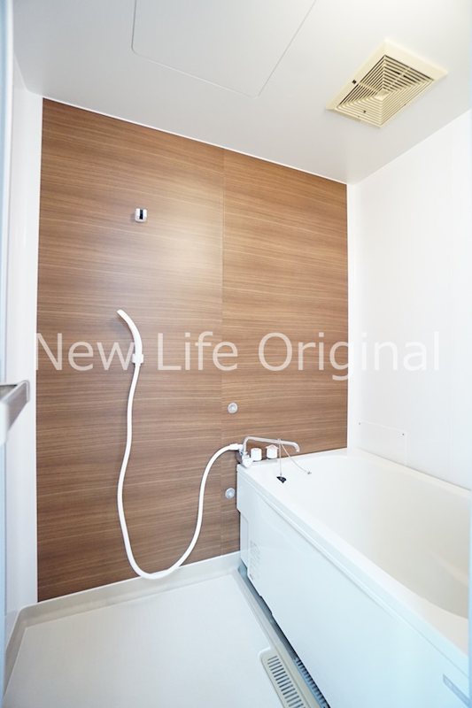 バス・シャワールーム　アクセントパネルがおしゃれな浴室は追い焚き機能付き☆