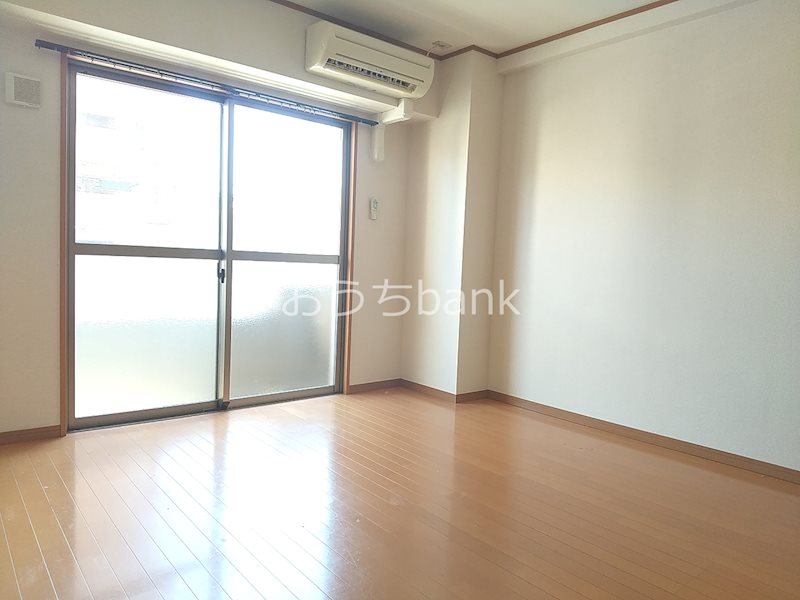 居室・リビング　エアコンの付いたリビングで快適に生活できますね。