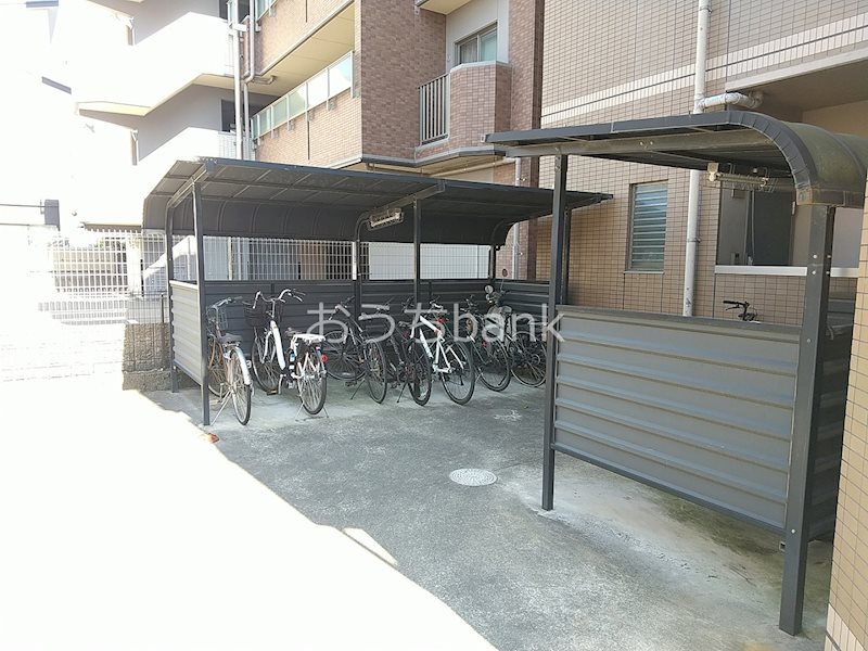 その他共有部分　屋根の付いた駐輪場です。