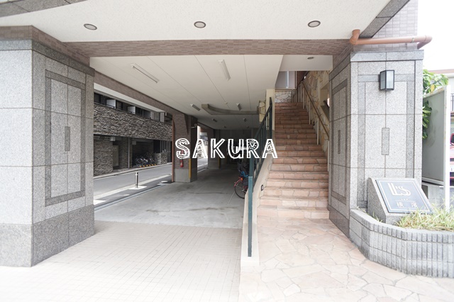 エントランス　重厚感のある建物デザイン♪