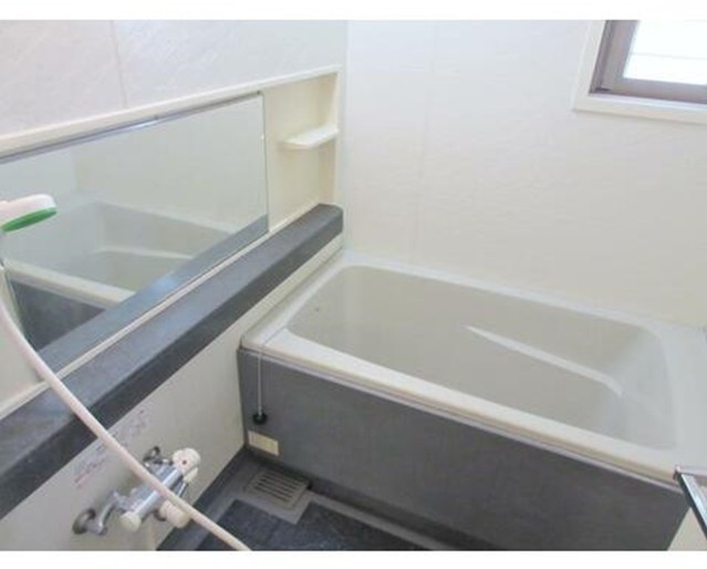 バス・シャワールーム　嬉しい追い焚き・浴室乾燥機付きです♪