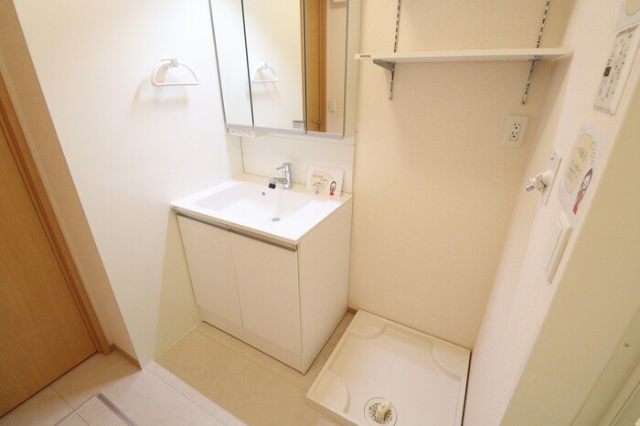 洗面設備　三面鏡付き洗面化粧台