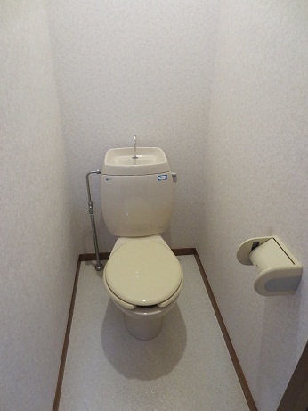 トイレ　別部屋の写真になります。