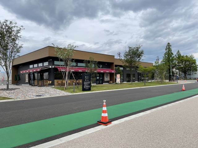飲食店　スターバックス四日市中央緑地店（飲食店）まで676m