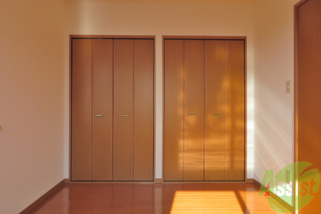 収納　クローゼット収納が２面あってお洋服たくさん収納できますね。