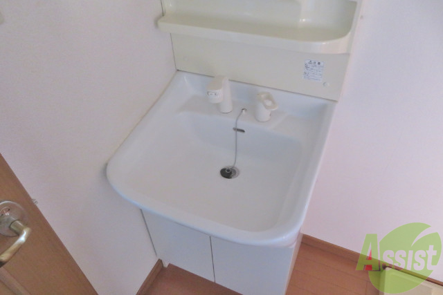 洗面設備　独立洗面がついて、忙しい朝でも快適ですね。