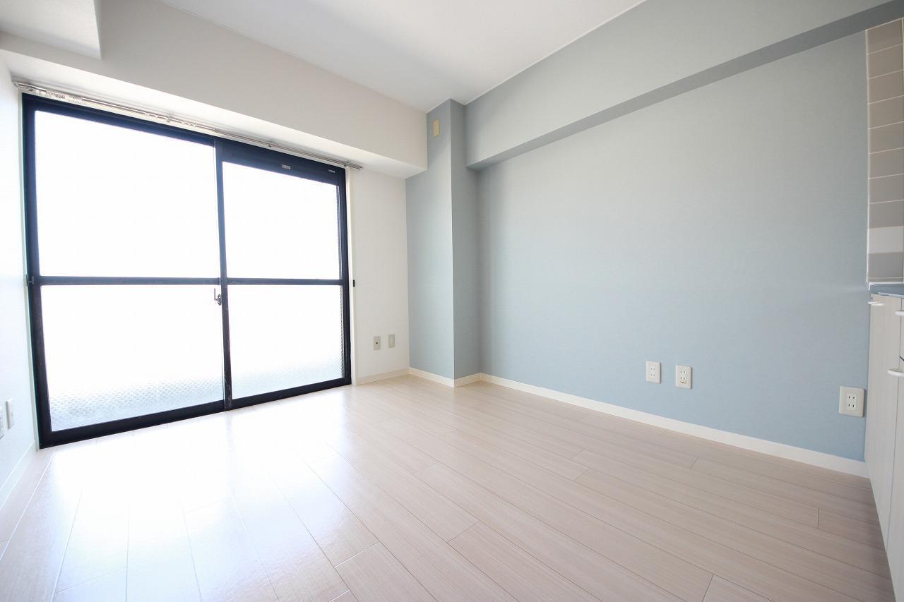 居室・リビング　アクセントクロスが素敵な室内♪