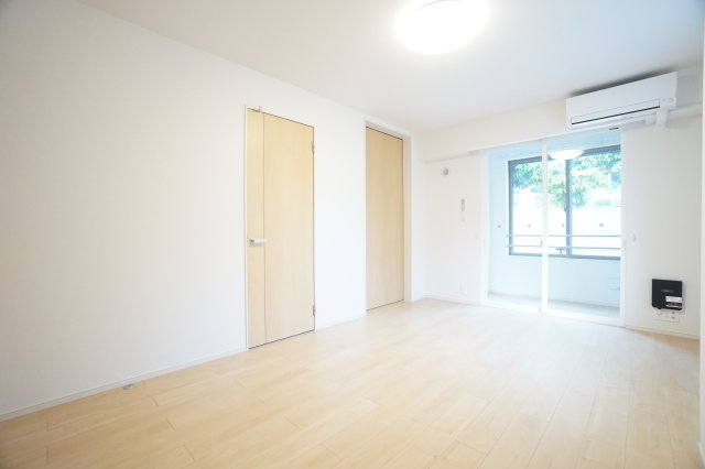 居室・リビング　※同物件・同タイプの写真です。(※写真は角部屋です。)