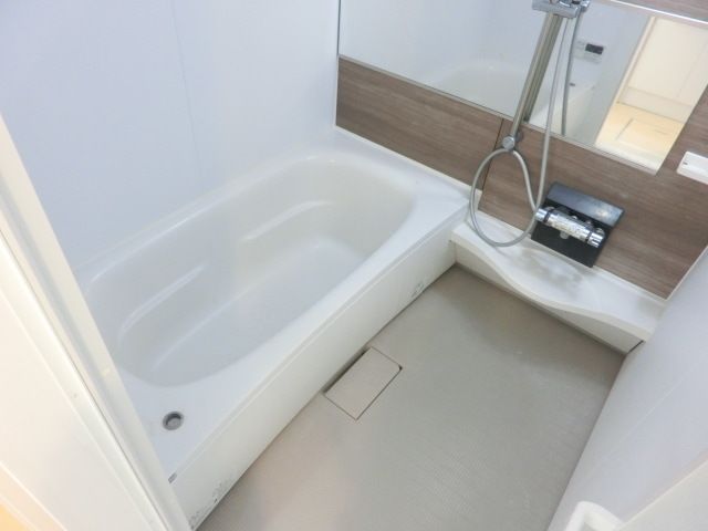 バス・シャワールーム　清潔感のあるバスルームです。