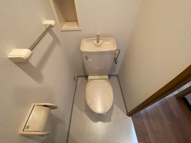 トイレ　温水洗浄便座機能付きのトイレです♪