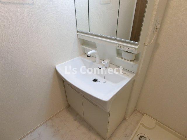 洗面設備　朝の支度もスムーズな独立洗面台。