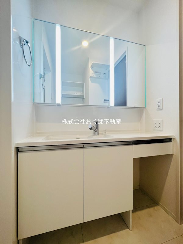 洗面設備　三面鏡付洗面台