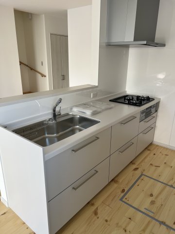 キッチン　３口コンロ備付のシステムキッチン