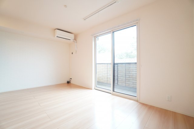 居室・リビング　※同物件・反転タイプの写真です。