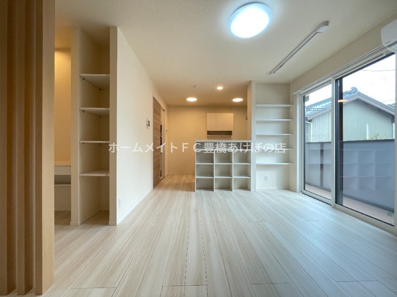 居室・リビング　同型別部屋写真（反転）
