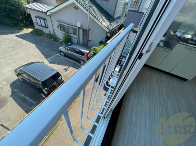 バルコニー　大通りに面していないので、車の騒音も心配ないですね。