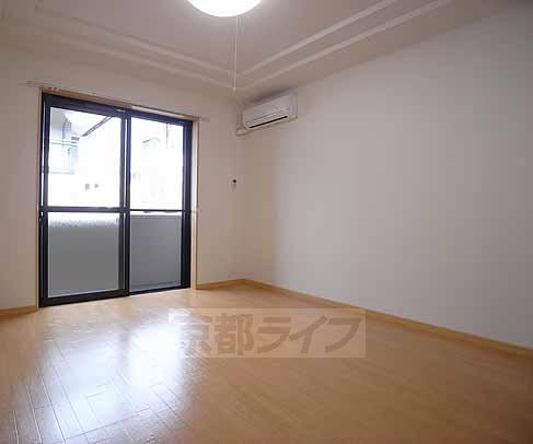 居室・リビング　天井が高く広々感じます。