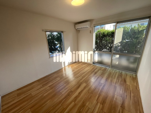 居室・リビング　日当り良好フローリングです