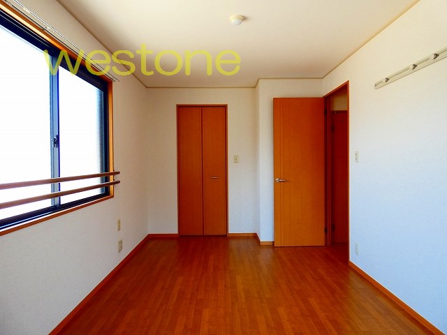 その他　広々した８帖の洋室です