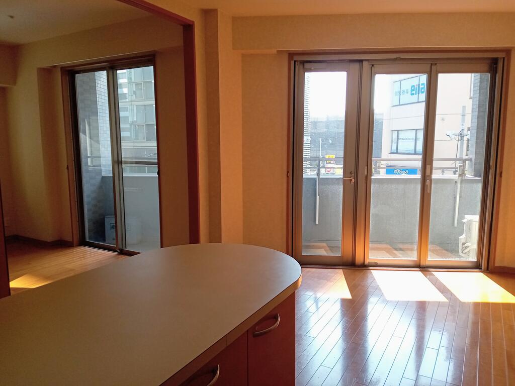 居室・リビング　2面採光の明るいリビング