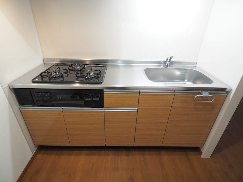 キッチン　収納も広く3口コンロ付き、料理の幅も広がりますね