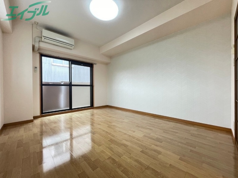 居室・リビング　別部屋反転参考写真です。