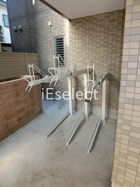 駐車場　自転車はこちらに