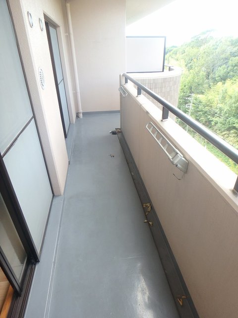 バルコニー　異なる号室の室内写真