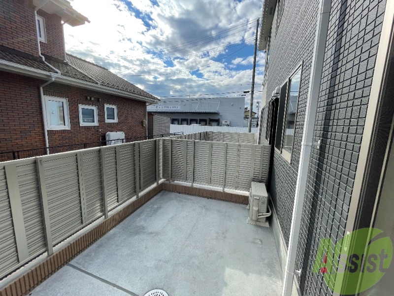 バルコニー　バルコニーは洗濯物がしっかり干せそうな広さです。