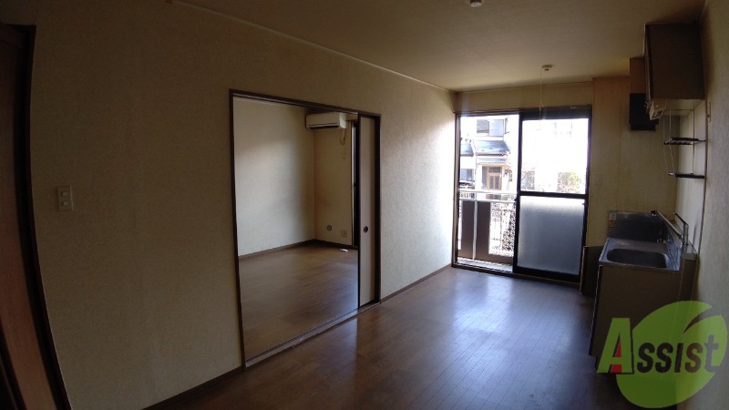 居室・リビング　広々として、家具関係も問題なく置けそうですね。