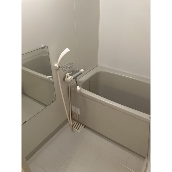 バス・シャワールーム　※写真は同じマンションの違う部屋のものになります。