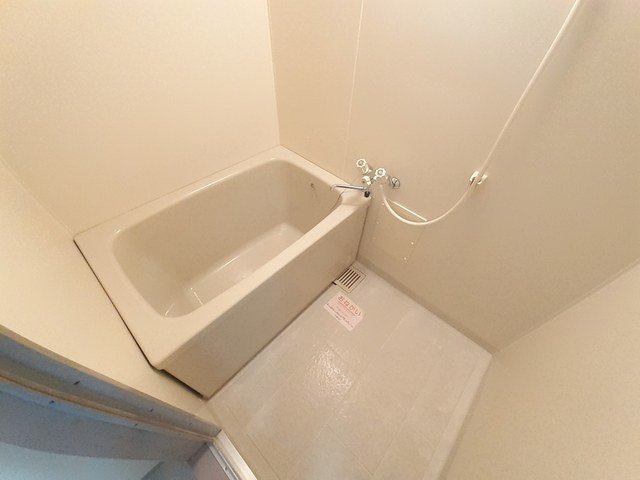 バス・シャワールーム　コンパクトで使いやすいお風呂です