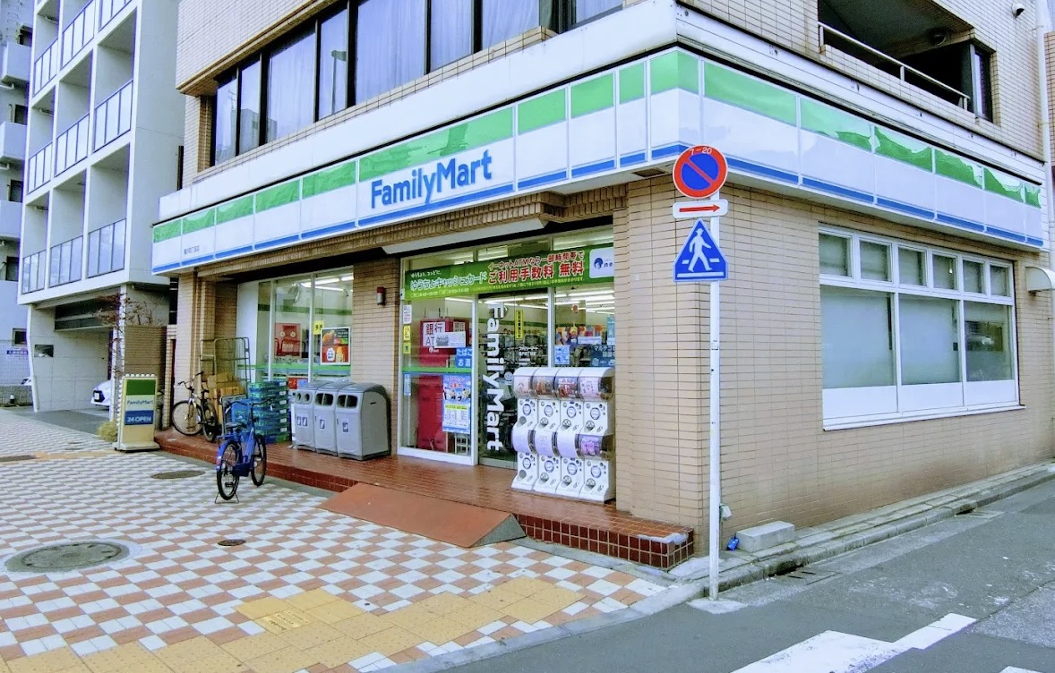 コンビニ　ファミリーマート亀戸四丁目店（コンビニ）まで64m