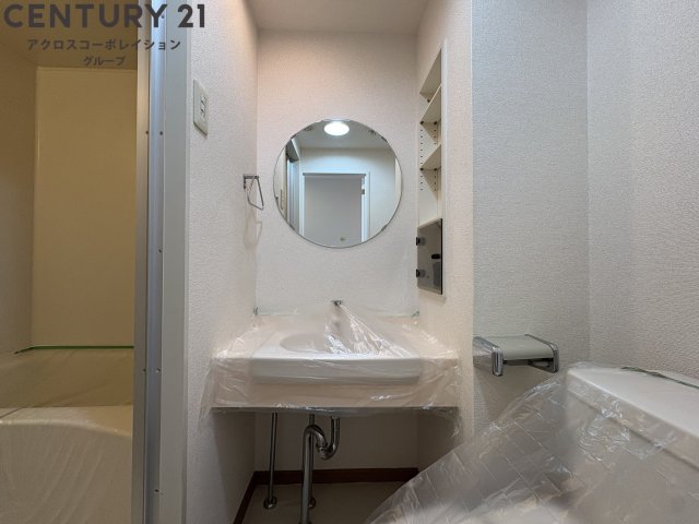 洗面設備　棚付きの洗面台